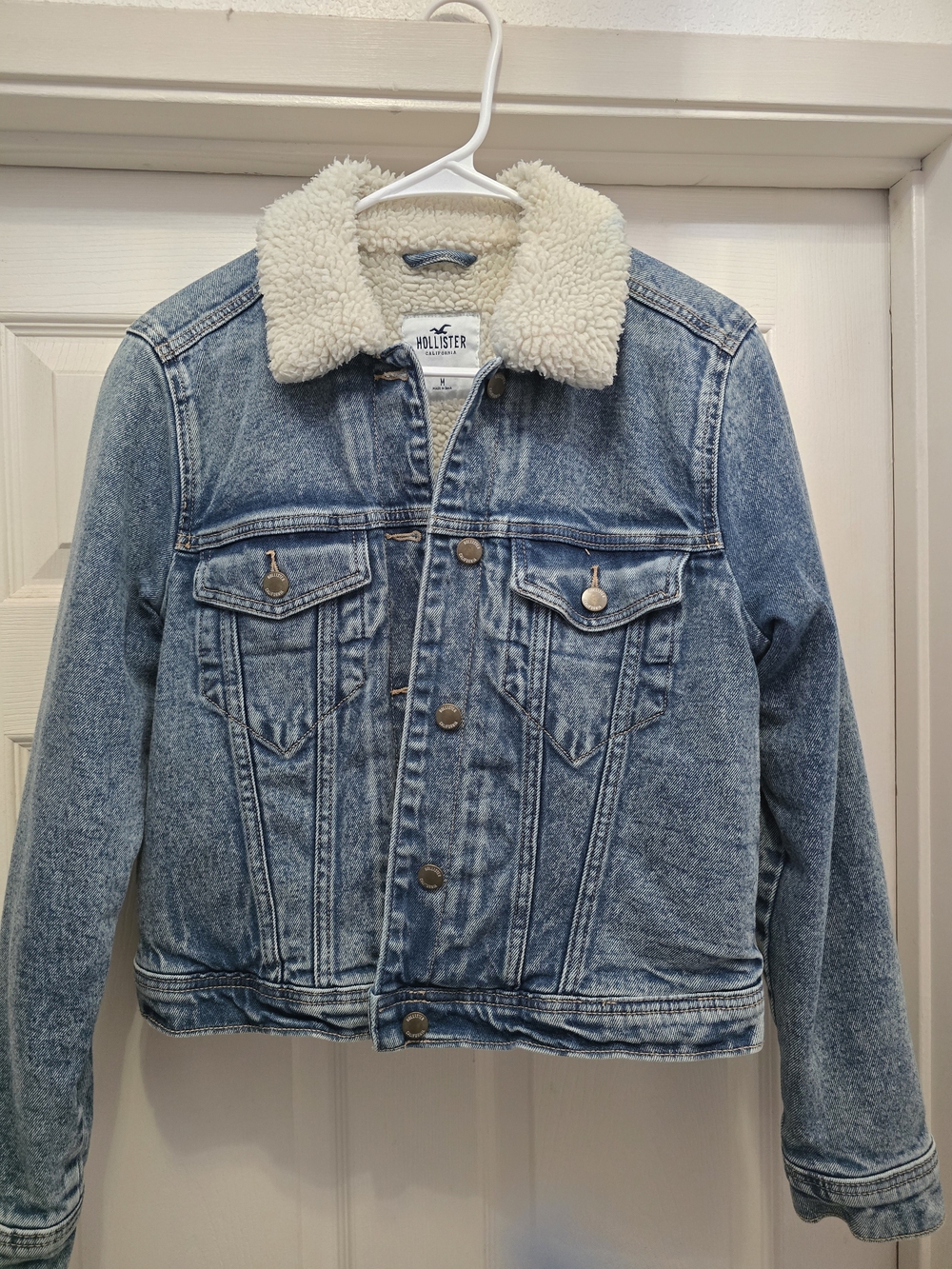 Hollister Women's Light Wash Sherpa-Lined Denim Jacket - Blue